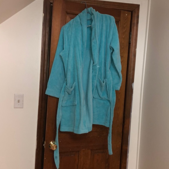 Robe - Picture 1 of 4